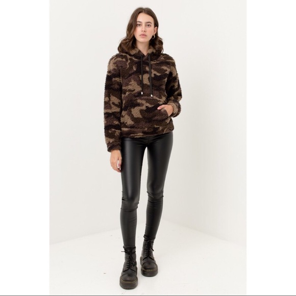 LAST ONE! Camouflage Sherpa Pullover Hoodie - Picture 4 of 5